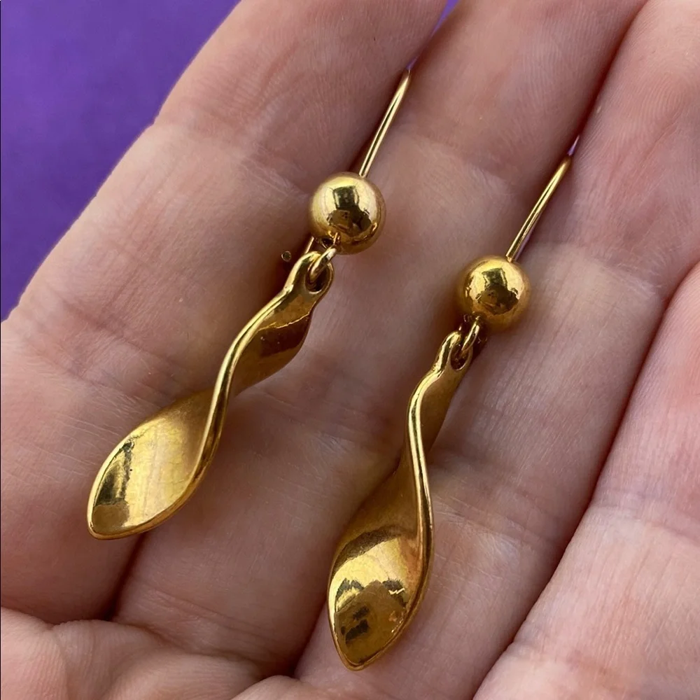 💛 Elegant Gold Twist Earrings - Picture 3 of 4